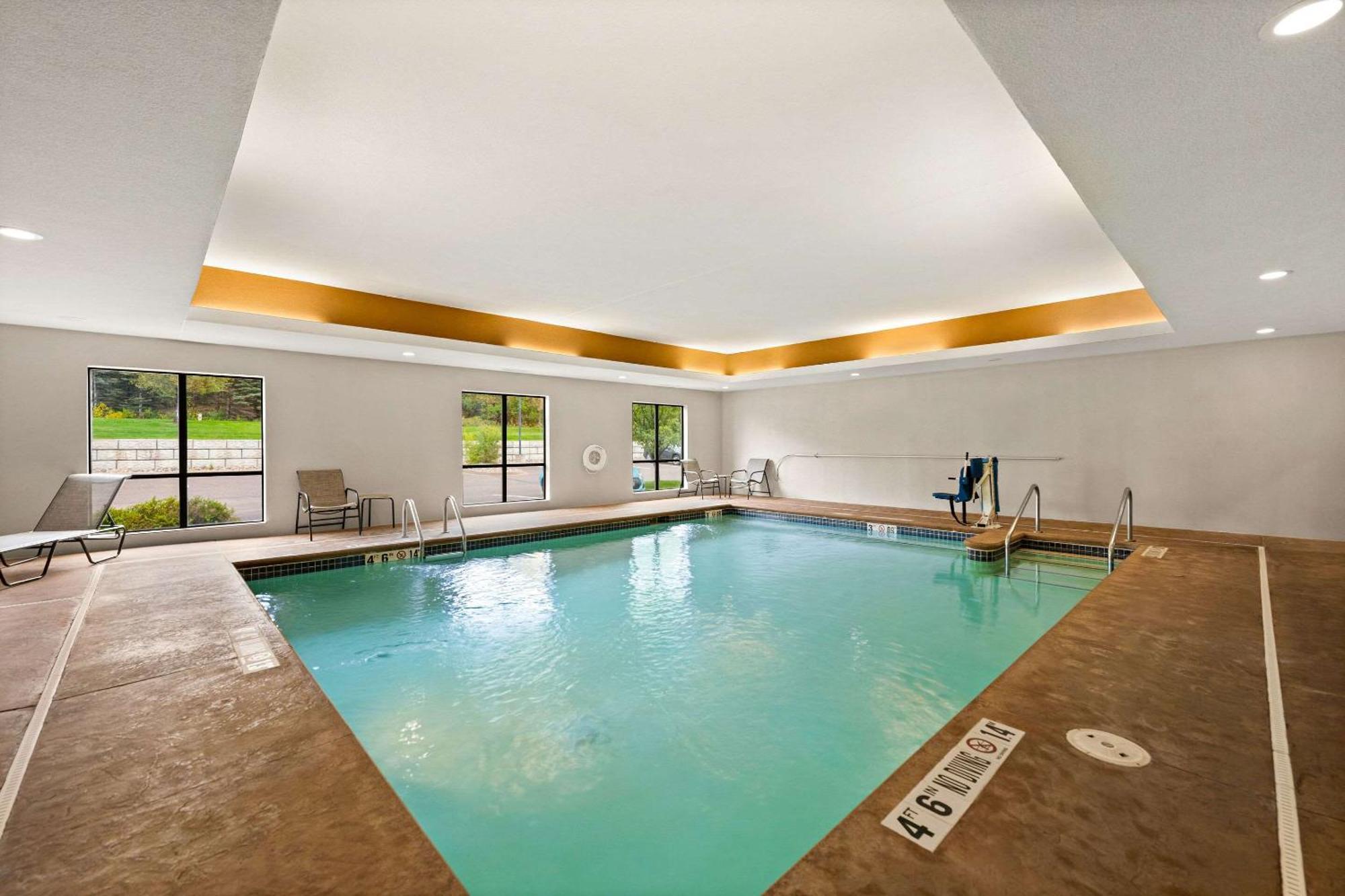 Comfort Suites Hudson I-94 Экстерьер фото