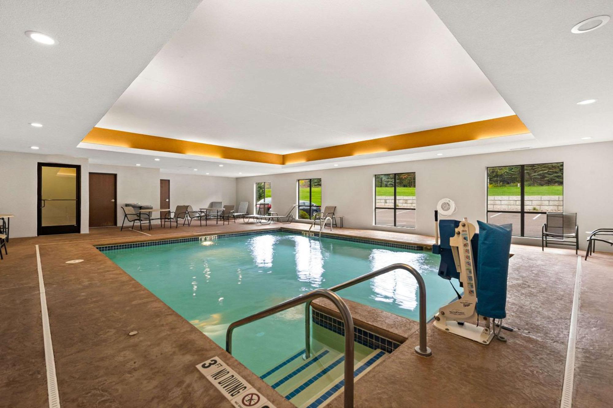 Comfort Suites Hudson I-94 Экстерьер фото